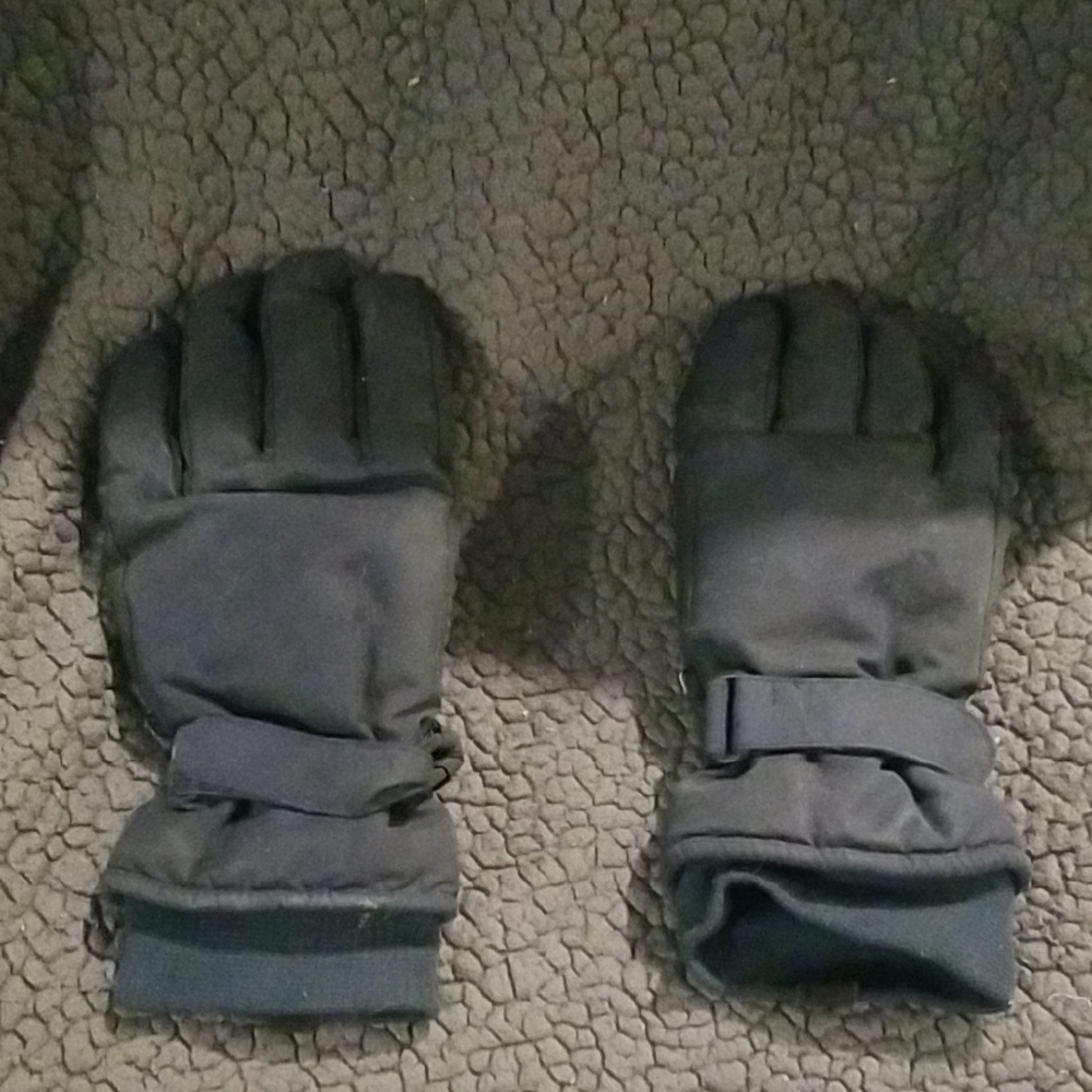 Black Winter Gloves With Velcro Strap Closure Boys M